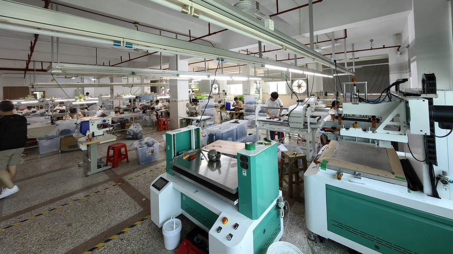 经期裤数码印花与后整理产线:面料经印花工序后进入成品缝制