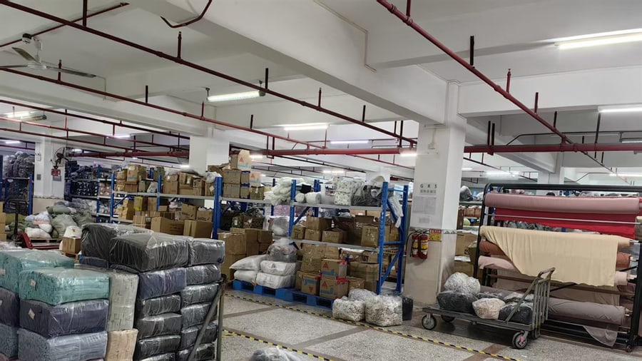 LJVOGUES 面料仓库货架:成卷面料分区上架,用于无氟面料批次追溯与来料核对