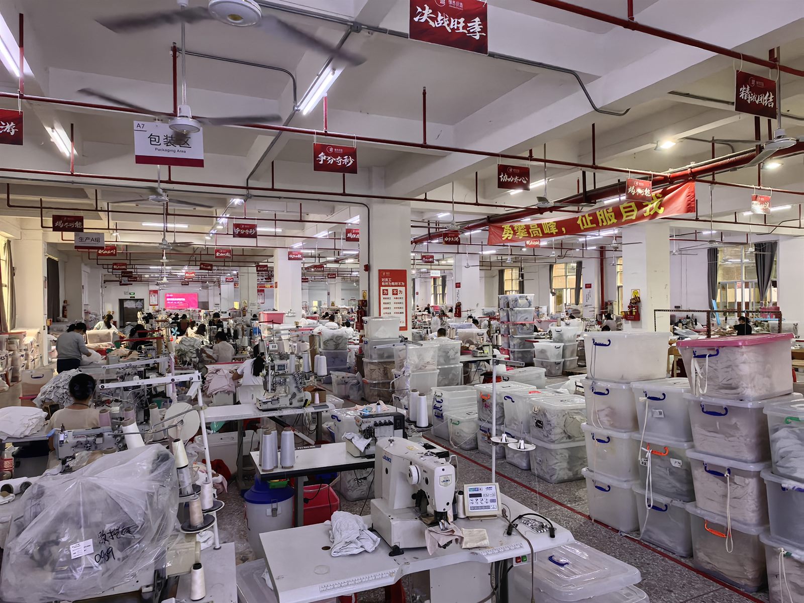 LJVOGUES 合作工厂车间实拍：缝制工位与包装区同厂区排布，成品周转箱分类码放
