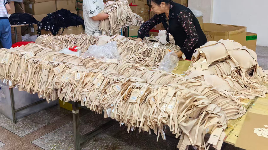 经期裤总装流水线工位:多名工人按工序分段缝制与装配