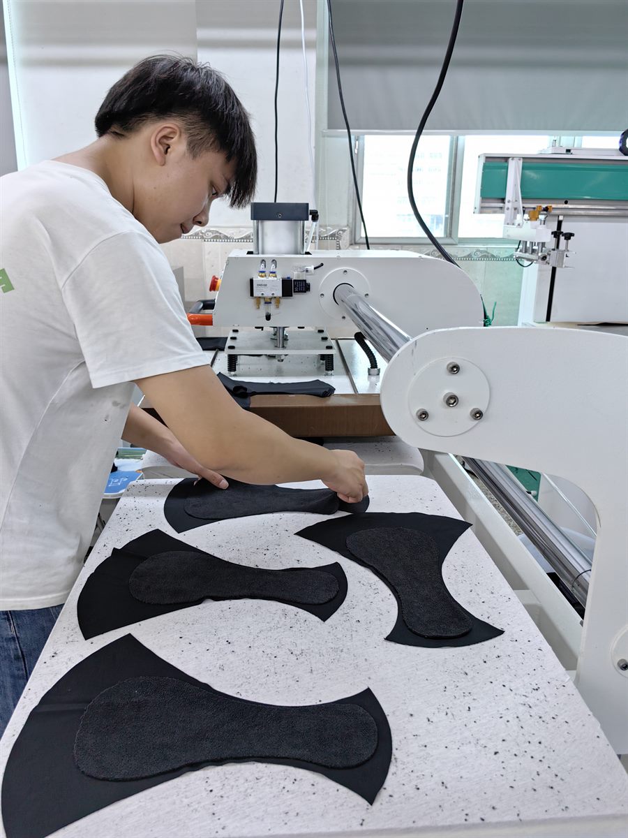 工人在裁剪台前裁剪经期裤裁片:核验现场工序与裁片质量的实际看点