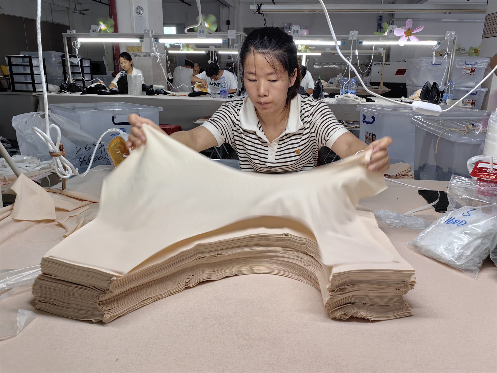 LJVOGUES 经期内裤代工面料仓库:工人核对针织面料批次,吸收层与里布分区存放